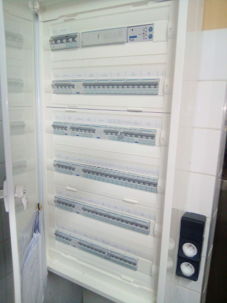 AKELEC ELECTRICIEN BREAL SOUS MONFORT Locaux Pro 3