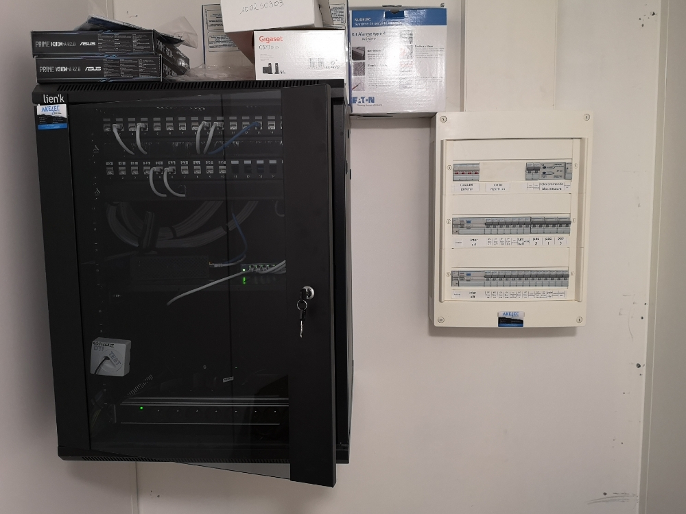 AKELEC ELECTRICIEN BREAL SOUS MONFORT Locaux Pro 4